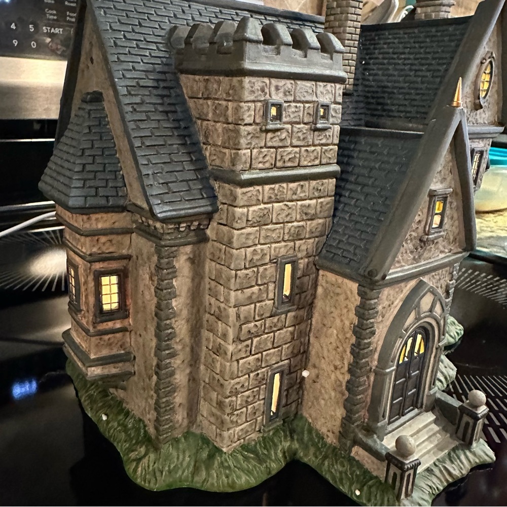 DC Comics Village Batman‎ Wayne Manor Bruce and Alfred Department 56 - Picture 5 of 13